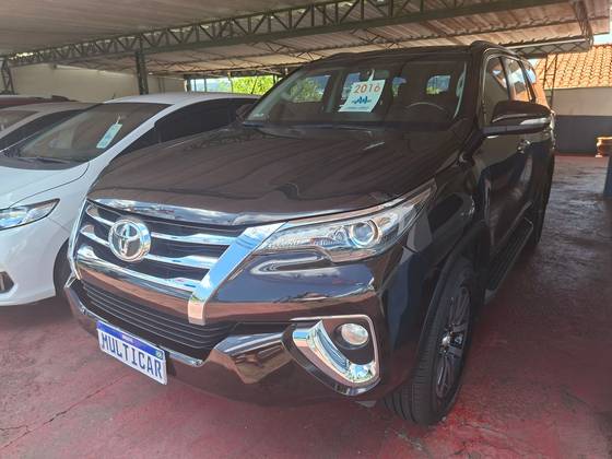 TOYOTA HILUX SW4 2.8 SRX 4X4 7 LUGARES 16V TURBO INTERCOOLER DIESEL 4P AUTOMÁTICO TOYOTA HILUX SW4 2.8 SRX 4X4 7 LUGARES 16V TURBO INTERCOOLER DIESEL 4P AUTOMÁTICO